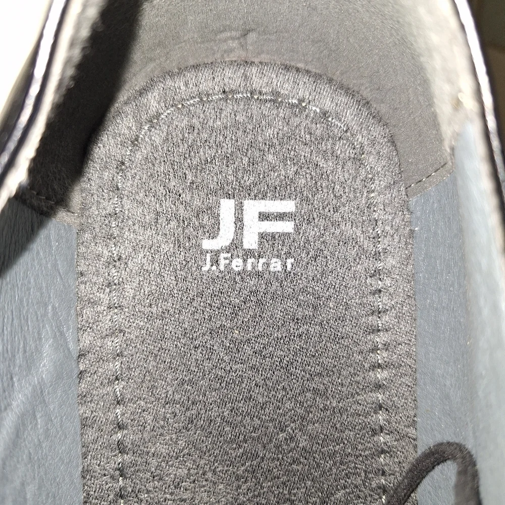 A pair of J. Ferrar Derby men's loafers in a size 9.5W. Pre-loved in great shape